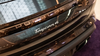 detalle trasero del porsche taycan 4 color negro