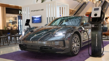 porsche taycan 4 negro evento