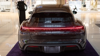 porsche taycan color negro vista trasera