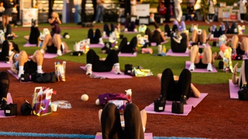 Mujeres haciendo yoga
