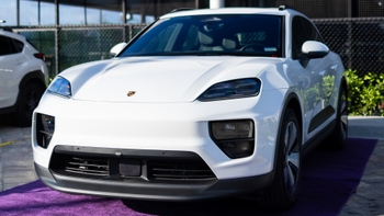 Auto Porsche Macan eléctrico de color blanco