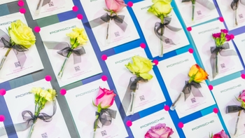 Detalle Porsche con rosa y tarjeta