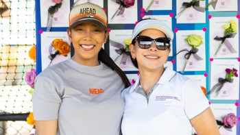 Dos mujeres posando para la foto en el evento de Porsche