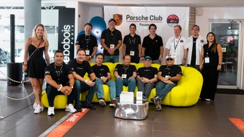 Equipo Porsche posando para la foto
