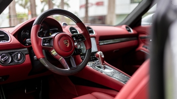 Interior de un Porsche 718 en - Panamá Luxury Motor