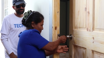 Mujer abriendo la puerta de su nueva casa