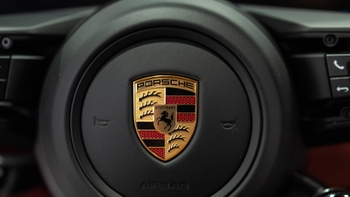 Timón de Porsche 911 con Tecnología T-Hybrid