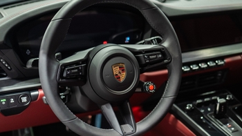 Timón del Porsche 911 con Tecnología T-Hybrid