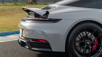 Parte trasera del Porsche 911 con Tecnología T-Hybrid