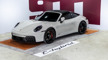 Porsche 911 con Tecnología T-Hybrid en stand