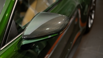 foto del detalle del espejo lateral del nuevo porsche 911 gt3 touring color verde