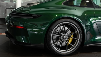vista lateral de la rueda trasera del nuevo porsche 911 gt3 touring color verde
