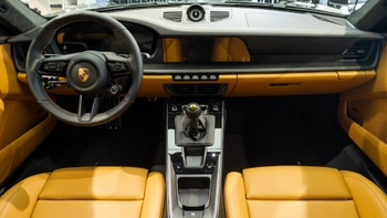 foto del interior del nuevo porsche 911 gt3 touring color verde
