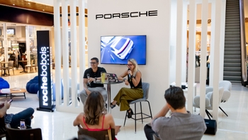 oradores y oyentes en evento porsche