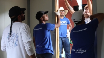Grupo de personas construyendo una casa