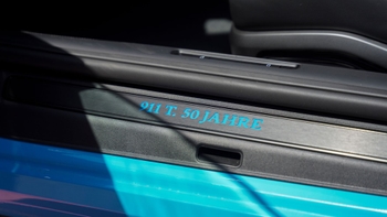 Grabado de 911 Turbo 50 años e interior del auto