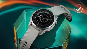 Reloj Porsche con diseño elegante sobre un fondo abstracto, destacando la precisión y el lujo de la marca.
