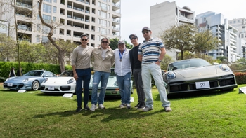 porsche 911 e invitados al aniversario en Peru