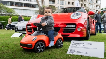porsche 911 turbo rojo y bebe con coche porsche rojo
