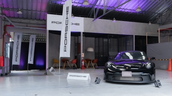 Auto Porche en un salón