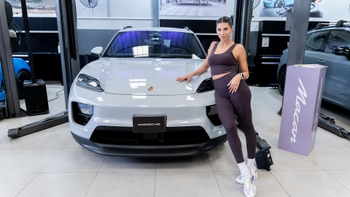 Mujer con traje de yoga al lado de un Porsche