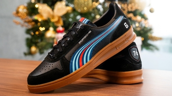 Zapatillas deportivas Porsche x Puma con diseño Martini Racing, detalles en azul y rojo, y un número 6 en el lateral.