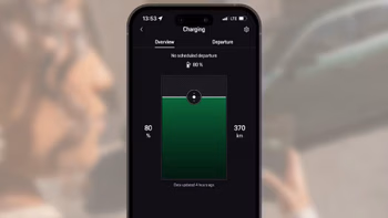 Vista general de la pantalla de una aplicación móvil de Porsche que muestra el estado de carga de un vehículo eléctrico al 80% con 370 km de autonomía.