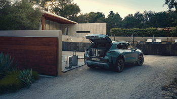Cayenne in mystic green with luggage being loaded into trunk