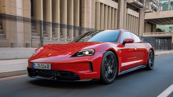 Rdeč Porsche Taycan na cesti