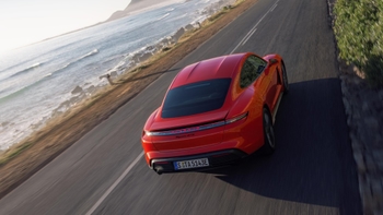 Rdeč Porsche Taycan na cesti