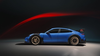 Rdeč Porsche Taycan na cesti
