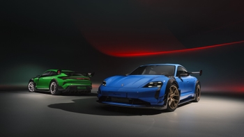 Rdeč Porsche Taycan na cesti