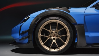 Rdeč Porsche Taycan na cesti