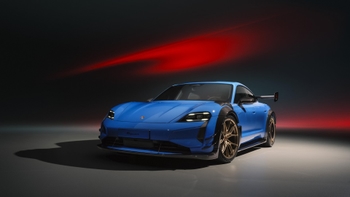 Rdeč Porsche Taycan na cesti