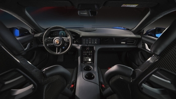 Rdeč Porsche Taycan na cesti