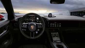 Rdeč Porsche Taycan na cesti