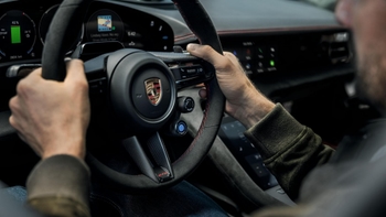 Rdeč Porsche Taycan na cesti