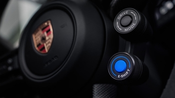 Rdeč Porsche Taycan na cesti