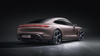 Porsche Taycan bakifrån