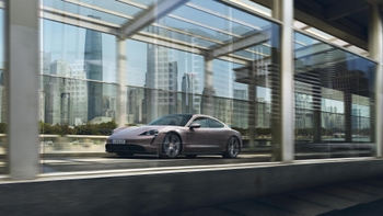 Porsche Taycan bakom glas