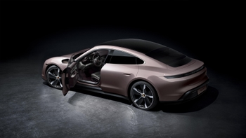 Porsche Taycan med dörren öppen