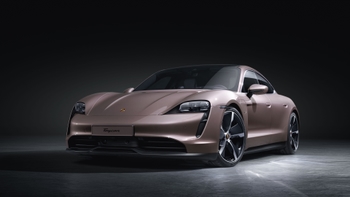 Porsche Taycan framifrån med släckta lampor