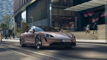 Porsche Taycan kör genom stan