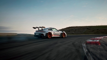 Porsche 911 GT3 RS на гоночній трасі №2