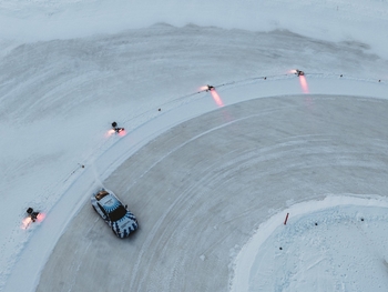 Drifting 17 kilometers nonstop on ice: A GUINNESS WORLD RECORDS™ title for the Taycan