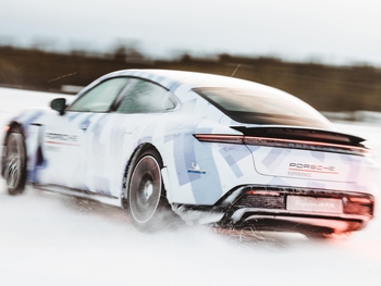 Drifting 17 kilometers nonstop on ice: A GUINNESS WORLD RECORDS™ title for the Taycan