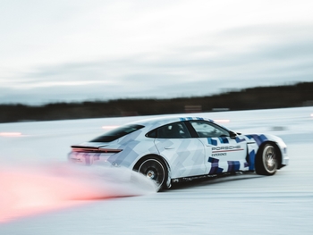 Drifting 17 kilometers nonstop on ice: A GUINNESS WORLD RECORDS™ title for the Taycan