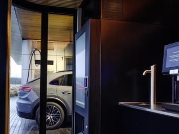 Fifth Porsche Charging Lounge opens in Hamburg