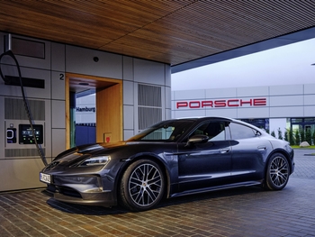 Fifth Porsche Charging Lounge opens in Hamburg