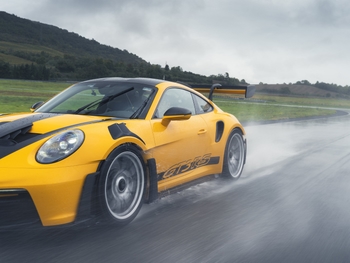 New wet tyre from Porsche and Michelin